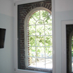 Detail eines original erhaltenen Stahlfensters im Tennengiebel